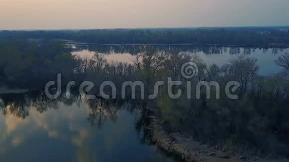 日落时分飞越河流视频的预览图