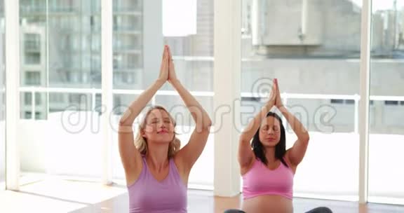 在健身室做瑜伽的孕妇视频的预览图