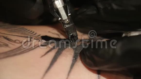 纹身艺术家在工作室做纹身纹身在身体上快关门视频的预览图