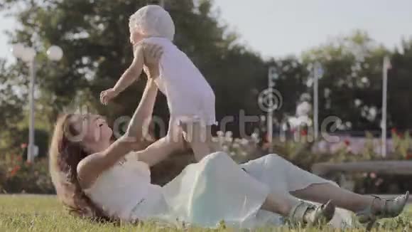 女孩在公园里和她的孩子玩视频的预览图