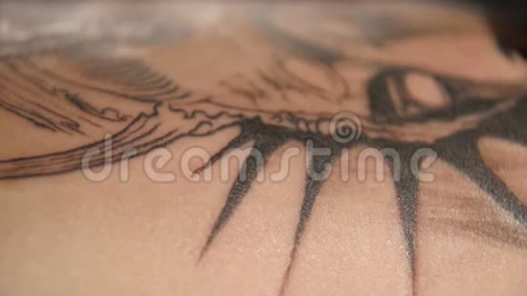 纹身艺术家在工作室做纹身纹身在身体上快关门视频的预览图
