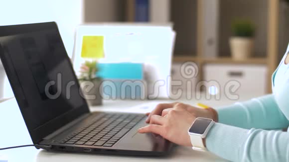 带笔记本电脑的女性正在进行用户界面设计视频的预览图