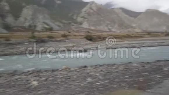 喜马拉雅山脉的河流从无人驾驶飞机上俯瞰尼泊尔视频的预览图