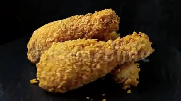 面包酥脆鸡腿炸金黄视频的预览图