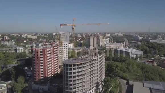 建筑起重机和在建建筑物的鸟瞰图视频的预览图