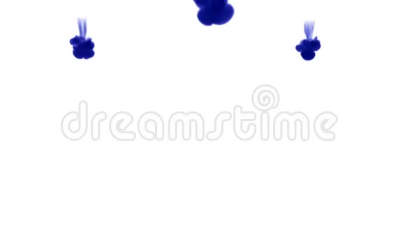 白色背景上的蓝墨水溶解在水中在计算机上建模的美丽效果3D渲染与卢马哑光视频的预览图