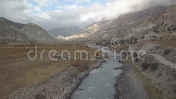 喜马拉雅山脉的河流从无人驾驶飞机上俯瞰尼泊尔视频的预览图