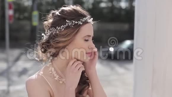 有时尚婚礼发型和化妆的深色紧身新娘视频的预览图