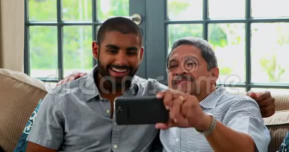 父子俩用手机自拍视频的预览图
