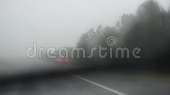 雨落挡风玻璃车视频的预览图