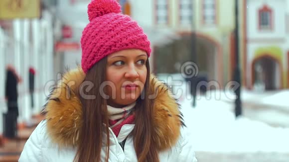 冬城年轻女子微笑着面对视频的预览图