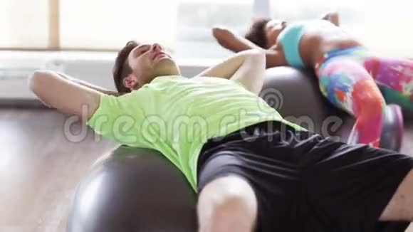 快乐的人在健身球上伸展腹部肌肉视频的预览图