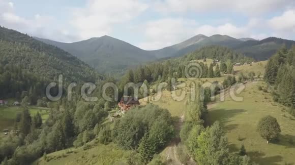 从空中俯瞰乌克兰Dzembronya村附近的其他夏季喀尔巴阡山脉视频的预览图