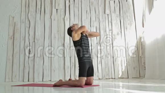 年轻运动员在健身室练习瑜伽视频的预览图