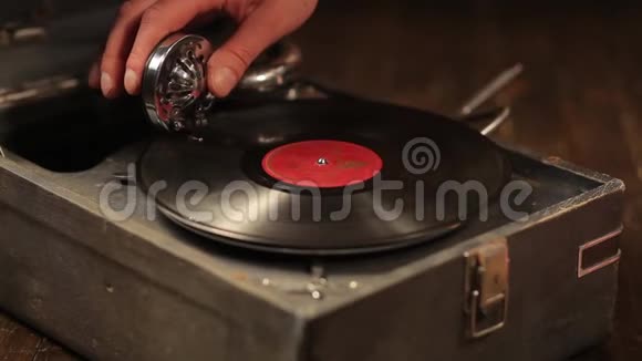 在复古的留声机上演奏乙烯基唱片视频的预览图