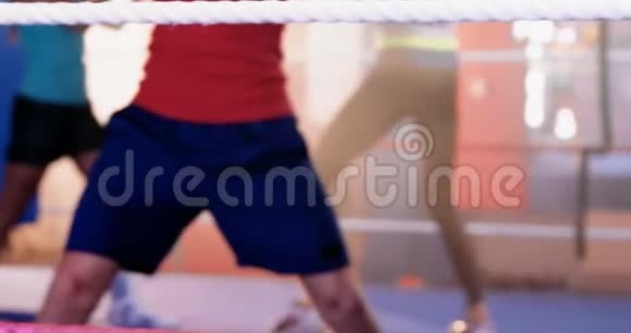 女子拳击手在拳击场上练习视频的预览图