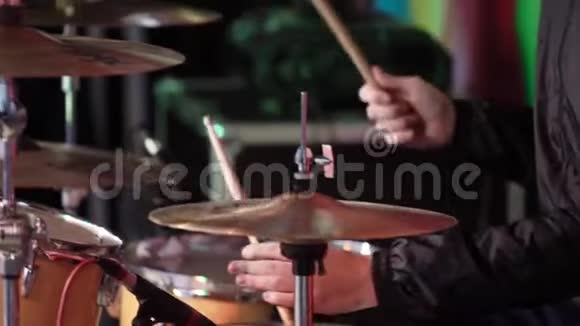 鼓手在音乐会上演奏打击乐视频的预览图