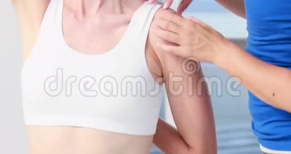 一个女人伸出她的手臂视频的预览图