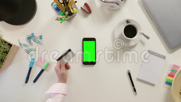 一款带有绿色屏幕的手指触摸智能手机视频的预览图