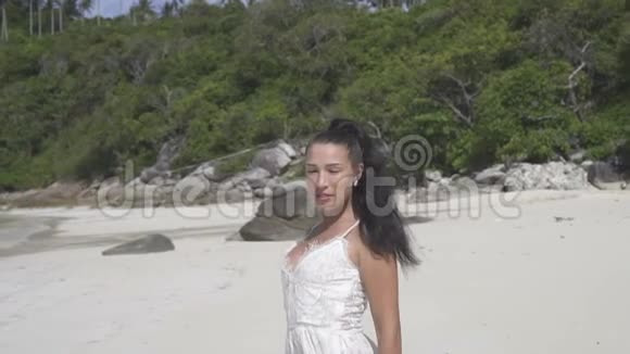 热带岛屿上美丽的女孩视频的预览图