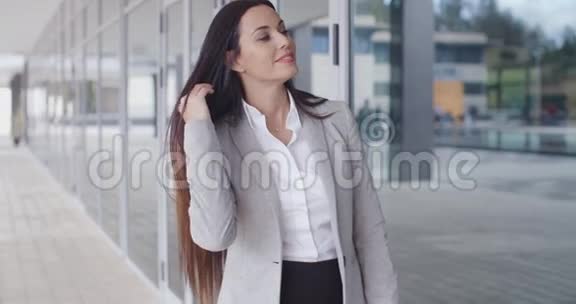 自信的商务女性双臂交叉视频的预览图