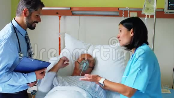 医生和护士与病人互动视频的预览图