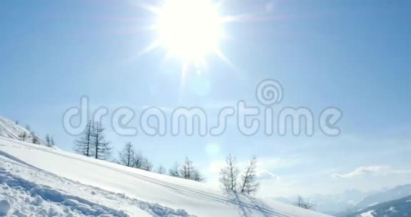 阳光明媚的冬季全景4k视频的预览图