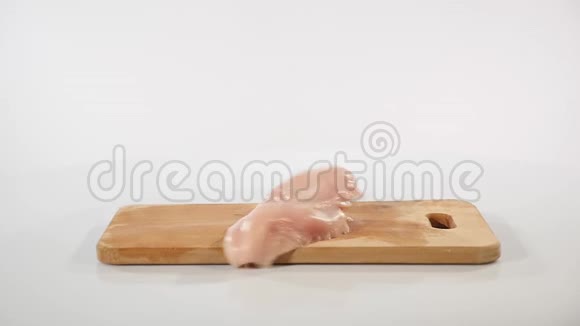 生鸡片落在木板上视频的预览图