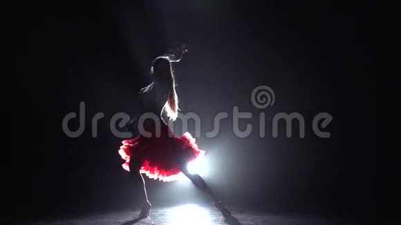 跳舞的女孩慢动作视频的预览图