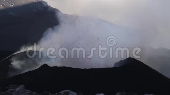 埃特纳火山爆发爆炸和熔岩流视频的预览图