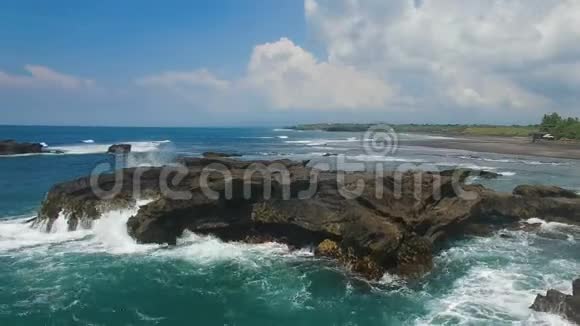 波浪和悬崖空中镜头视频的预览图