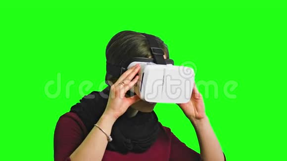 女人用VR耳机转过头来视频的预览图