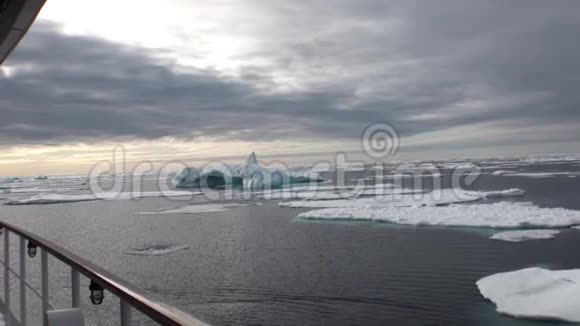 从船上可以看到北冰洋的冰视频的预览图