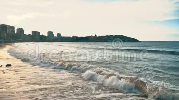 城市海滩日落大西洋海岸沐浴着金色的阳光橙色的空气和平静视频的预览图