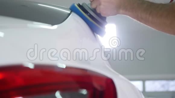 乌克兰Chernivtsi男子用刷子抛光一辆白色汽车视频的预览图
