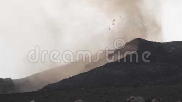 埃特纳火山爆发爆炸和熔岩流视频的预览图