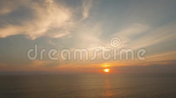 日落时水面鸟瞰巴厘岛视频的预览图