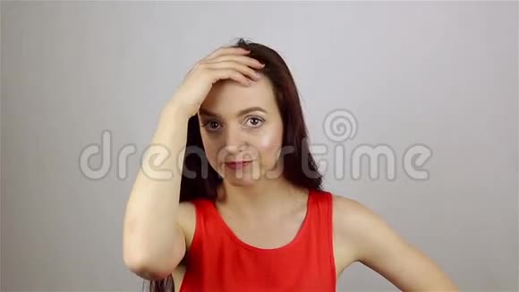 一个年轻女人的肖像一种失败的姿态视频的预览图
