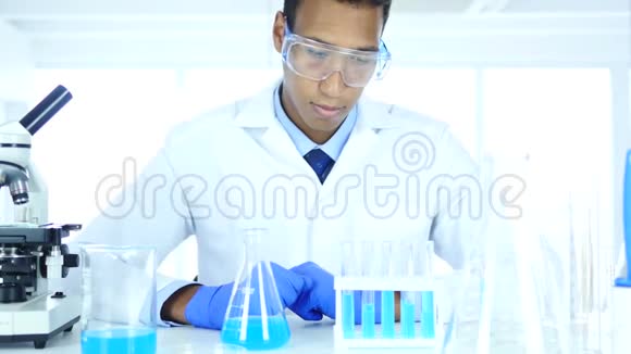 实验室试管中蓝色溶液的研究科学家视频的预览图