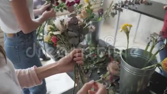女手在花店做漂亮的花饰视频的预览图