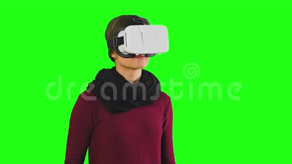 女人用VR耳机转过头视频的预览图
