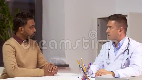医生和男性病人在医院交谈视频的预览图