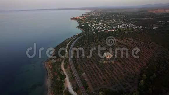 飞过希腊特里科夫海滩的海面和海岸线视频的预览图