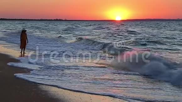 日落时分在海滩上奔跑的女孩视频的预览图