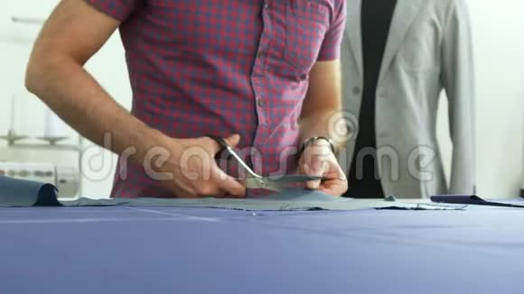 一个裁缝在缝纫车间工作视频的预览图