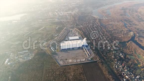 建造一个大型工厂或工厂工业外部从空气建筑工地金属全景视频的预览图