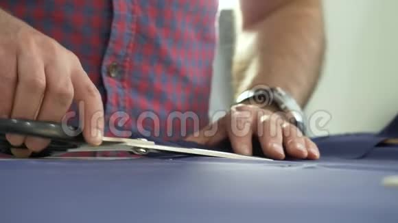 一个裁缝在缝纫车间工作视频的预览图