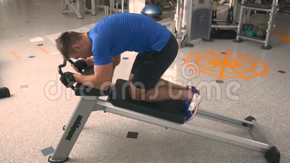 帅哥在健身房模拟训练视频的预览图