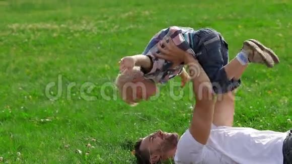 父子俩在草地上玩耍视频的预览图