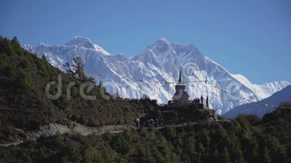 去珠穆朗玛峰大本营的徒步旅行路线视频的预览图